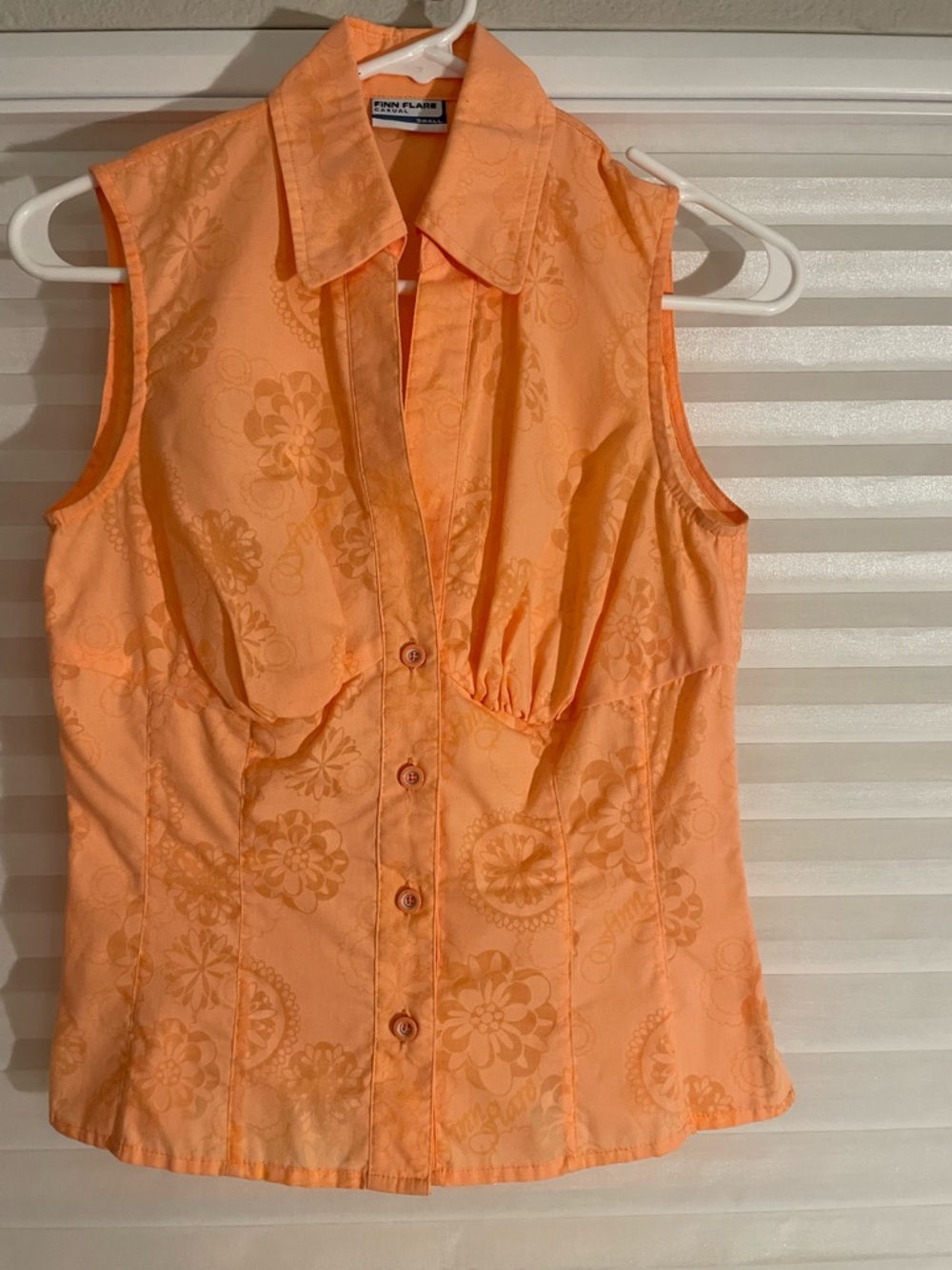 Sleeveless Apricot-color Floral Button-Up Blouse | Size Small
